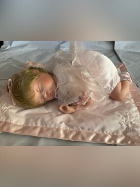 ESTATE FIND! VINTAGE ASHTON DRAKE ASHLEY PORCELAIN SLEEPING DOLL WITH BLANKET